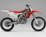 Honda CRF250R – idealny motocykl cross dla początkujących. Czerwono-biały, z mocnym silnikiem i terenowymi oponami.
