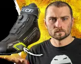 Mężczyzna prezentuje buty motocyklowe SECA. Zastanawiasz się, jakie buty na motocykl wybrać? Ten model to świetna opcja.