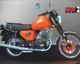 Pomarańczowy motocykl MZ ETZ 251 z widocznymi danymi technicznymi. Klasyk z NRD, gotowy do jazdy.