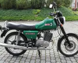Zielony MZ ETZ 250, legendarny motocykl z NRD, który mimo swoich lat wciąż budzi emocje. Ile koni ma ten klasyk?
