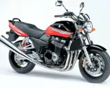 Czerwono-czarny motocykl Suzuki GSX1400. Zastanawiasz się, ile pali motocykl? Ten klasyk z pewnością zapewni niezapomniane wrażenia z jazdy.