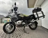 Gotowy na przygodę? Ten motocykl na bezdroża, BMW GS Adventure, czeka na odkrywanie nowych szlaków.