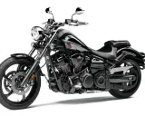 Czarny motocykl Yamaha Raider 1900, z chromowanymi elementami i sportowym wyglądem. Dane techniczne tego modelu są imponujące.