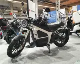 Stylowe motocykle elektryczne na kat B. Czarny Horwin CR6 z klasycznym designem, obok innych elektryków.