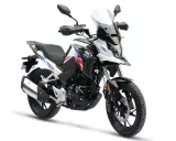 Nowy motor, idealny dla kierowców od 16 lat. Biało-czarny z czerwono-niebieskimi akcentami, gotowy na przygody.