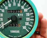 Jaki przebieg dla motocykla jest duży? Ten licznik Yamahy pokazuje 25036 mil, co jest sporym wynikiem.