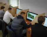 Uczestnicy kursu na prawo jazdy sprawdzają, ile błędów można zrobić na egzaminie teoretycznym, siedząc przy komputerach.