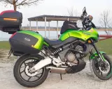 Zielony Kawasaki Versys 650 z kuframi, gotowy na wyprawę. Poznaj jego versys 650 dane techniczne.