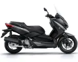 Czarny skuter Yamaha X-MAX 125, gotowy do osiągnięcia swojej maksymalnej prędkości.