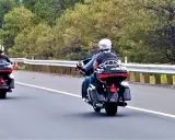 Trzech motocyklistów w kaskach jedzie drogą. Czy motocykl to pojazd samochodowy? To pytanie często zadawane przez pasjonatów dwóch kółek.