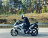 Motocyklista na srebrnej Hondzie VFR 800, mimo że to świetna maszyna, ma swoje wady. Jazda po lesie.