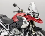 Czerwony motocykl BMW R1200GS z czarnym siedzeniem i dużą szybą.