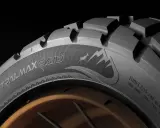 Opona motocyklowa Dunlop Trailmax Raid z agresywnym bieżnikiem i grafiką górską, gotowa na każdą wyprawę.