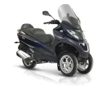 Granatowy Piaggio MP3 300 z trzema kołami, dużą szybą i wygodnym siedzeniem. Poznaj jego piaggio mp3 300 dane techniczne.