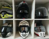 Różne rodzaje kasków motocyklowych: enduro, integralny, szczękowy, crossowy i sportowy.