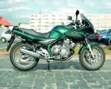 Zielony motocykl Yamaha XJ 600 Diversion na bruku. Dane techniczne tego modelu są imponujące.