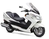 Biały Suzuki Burgman 400, skuter miejski. Rozważając suzuki burgman 400 wady i zalety, warto zwrócić uwagę na jego komfort i praktyczność.
