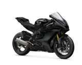 Czarny motocykl Yamaha R6, gotowy do jazdy. Zastanawiasz się, yamaha r6 ile koni mocy oferuje?