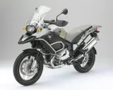 BMW GS 1200, potężny motocykl turystyczny. Jego waga jest znacząca, ale zapewnia stabilność na każdej trasie.