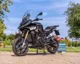 Czarny motocykl BMW S1000 XR na postoju, gotowy do podróży. Poznaj jego bmw 1000 xr dane techniczne i ruszaj w drogę!