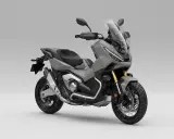 Szary skuter Honda X-ADV 750 z przygodowym zacięciem, gotowy na każdą trasę.