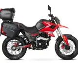 Czerwony motocykl Barton Hyper 125 z kuframi, gotowy na zwiększenie mocy i przygodę.