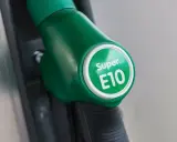 Zielony dystrybutor paliwa z napisem "Super E10". Zastanawiasz się, jakie paliwo do motocykla? E10 to opcja.