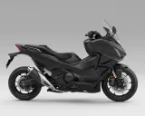 Czarny skuter Honda Forza 750, gotowy do osiągnięcia swojej maksymalnej prędkości.