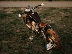 Customowy Honda Rebel 125, idealny do odkrywania dróg. Jego prędkość maksymalna pozwala na swobodne podróżowanie.