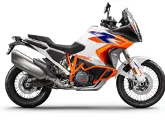 Biały motocykl KTM 1290 Super Adventure z pomarańczowymi akcentami i grafiką. Poznaj jego **dane techniczne** i przygotuj się na przygodę!