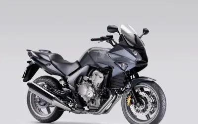 Szary motocykl Honda CBF 600 z wtryskiem paliwa, gotowy na każdą drogę.