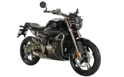 Czarny motocykl z brązowymi elementami, gotowy na przygodę na A1.