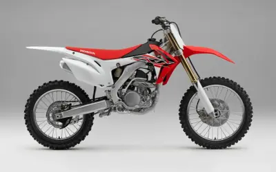 Honda CRF250R – idealny motocykl cross dla początkujących. Czerwono-biały, z mocnym silnikiem i terenowymi oponami.