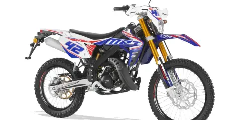 Niebiesko-biały motor crossowy z numerem 42, idealny dla każdego, kto marzy o jeździe od 14 lat.