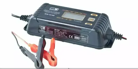 Inteligentna ładowarka MW-SC6B do akumulatorów 12V/24V, w tym AGM, z prądem do 6A.