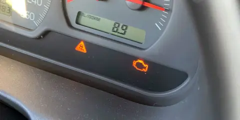 Na desce rozdzielczej świeci się kontrolka kontroli trakcji i kontrolka silnika.