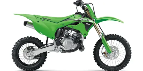 Zielony motocykl Kawasaki KX 85, gotowy do wyścigów. Zastanawiasz się, kawasaki kx 85 ile ma koni?