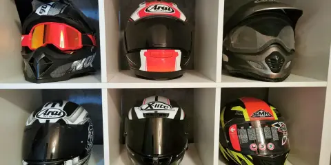 Kolekcja kasków motocyklowych: od wyścigowych po terenowe. Czy wśród nich jest najcichszy kask szczękowy?