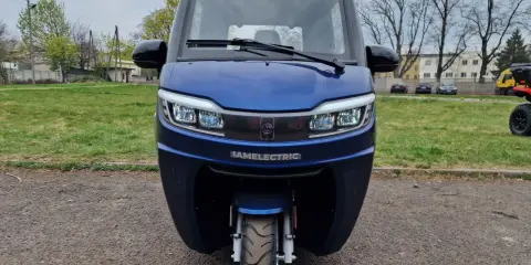 Niebieski, zabudowany skuter elektryczny IAMELECTRIC, idealny do miasta, nie wymaga prawa jazdy.