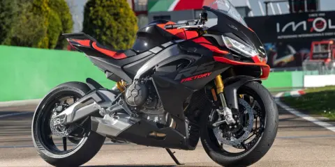 Czarna sportowa Aprilia RS 660 Factory na torze wyścigowym. Poznaj jej aprilia rs 660 dane techniczne i poczuj moc.
