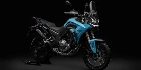 Niebieski motocykl sportowy Morbidelli TSX 525, idealny na trasy A2, z wysoką szybą i terenowymi oponami.