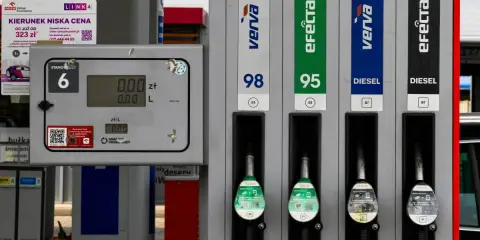 Stacja paliw z dystrybutorami: benzyna 98, 95, Diesel. Czterosuw jakie paliwo wybrać? Wybór zależy od silnika.