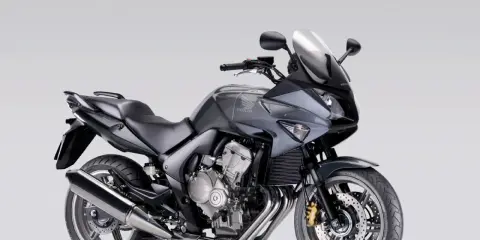 Szary motocykl Honda CBF 600 z wtryskiem paliwa, gotowy na każdą drogę.