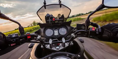 Jazda motocyklem przez pola rzepaku. Uważaj, by nie dostać mandatu za brak kategorii A!