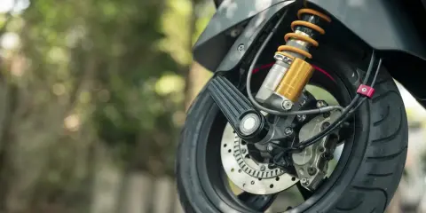 Now, when I kupiłem motocykl, czas na jazdę! Widok na przednie koło, amortyzator i hamulce.