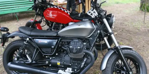 Dwa motocykle Moto Guzzi, jeden srebrny, drugi czerwony z szachownicą. Może to przypomnienie o opłacie skarbowej za motocykl z zagranicy.