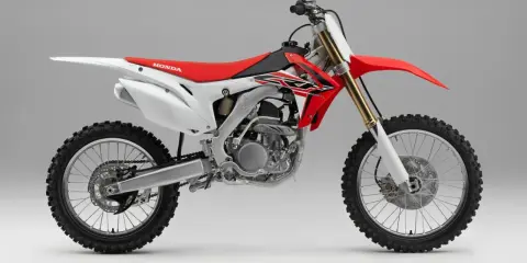 Honda CRF250R – idealny motocykl cross dla początkujących. Czerwono-biały, z mocnym silnikiem i terenowymi oponami.