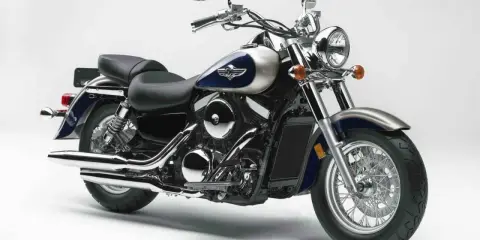 Błyszczący Kawasaki Vulcan 1500, klasyczny cruiser. Choć piękny, warto znać jego potencjalne wady przed zakupem.