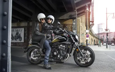 Para miele na motocyklu Kawasaki Vulcan S 650. Poznaj kawasaki vulcan s 650 dane techniczne i poczuj wolność na drodze.