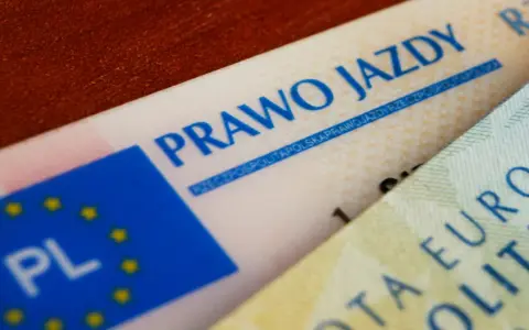 Prawo jazdy kat B to klucz do wolności na drodze, ale czy na pewno czy prawo jazdy kat b uprawnia do kierowania motorowerem? Sprawdźmy!